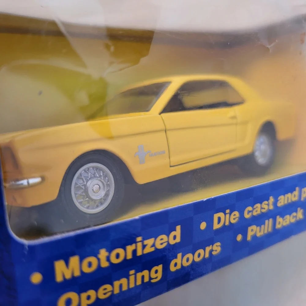 Road & Track Power Racer‎ Yellow Ford Mustang Diecast Car Opening Doors